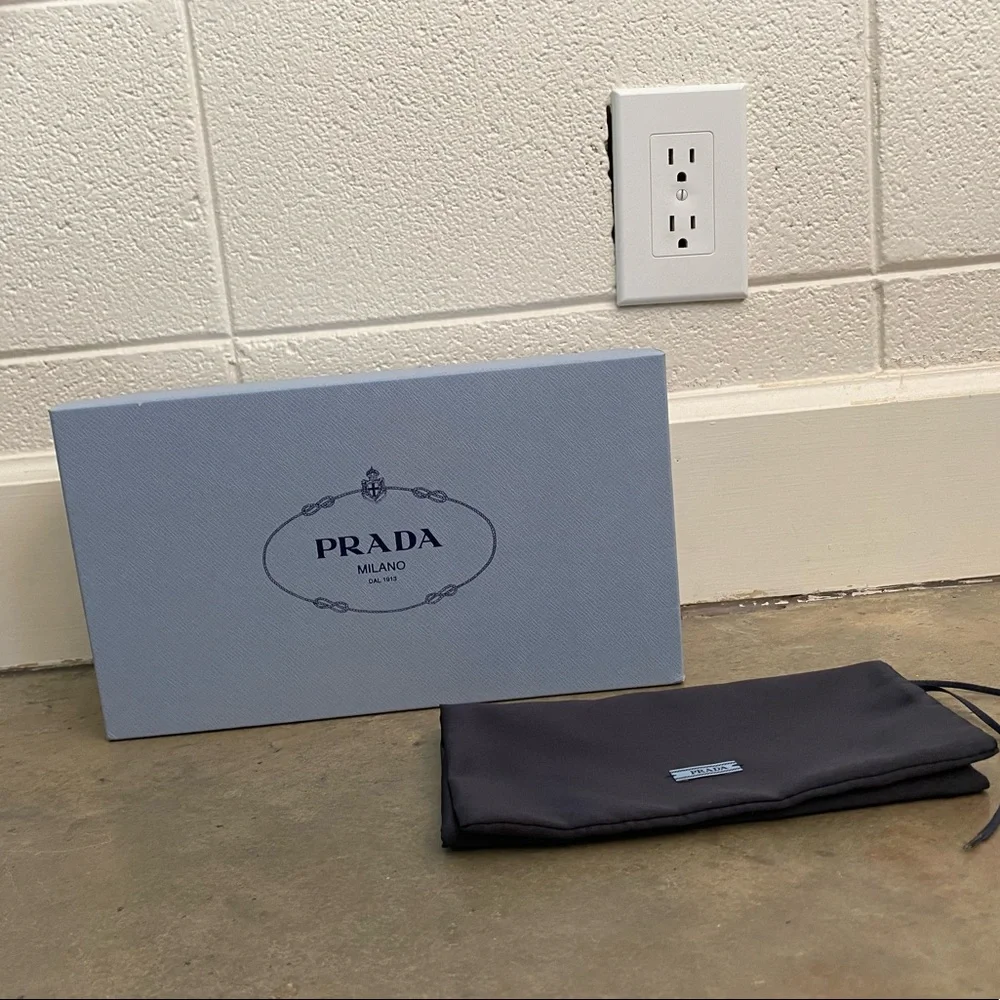 Collection of EMPTY boxes, bags, and ribbons from luxury designers. - Picture 10 of 10